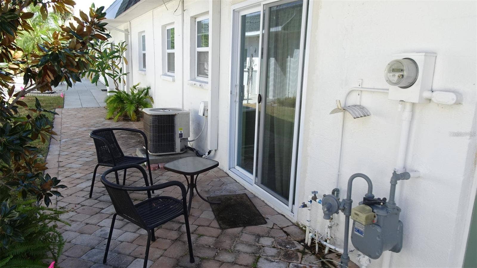 7809 38TH TERRACE N, St Petersburg, FL 33709 Your own private outdoor cafe set up
