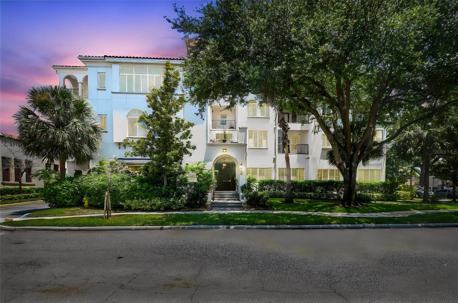 Front entrance to Seybold Flats.
