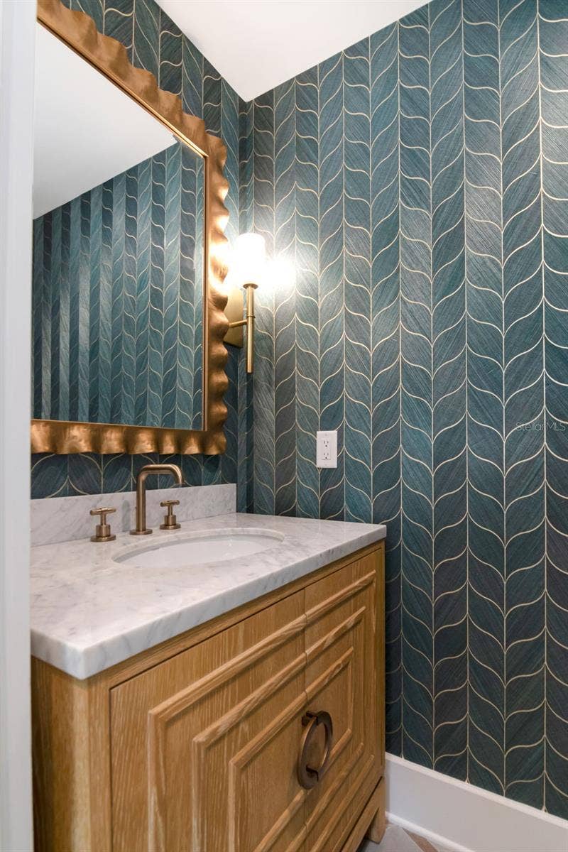 4706 W SAN JOSE STREET, Tampa, FL 33629 Elegant powder bath