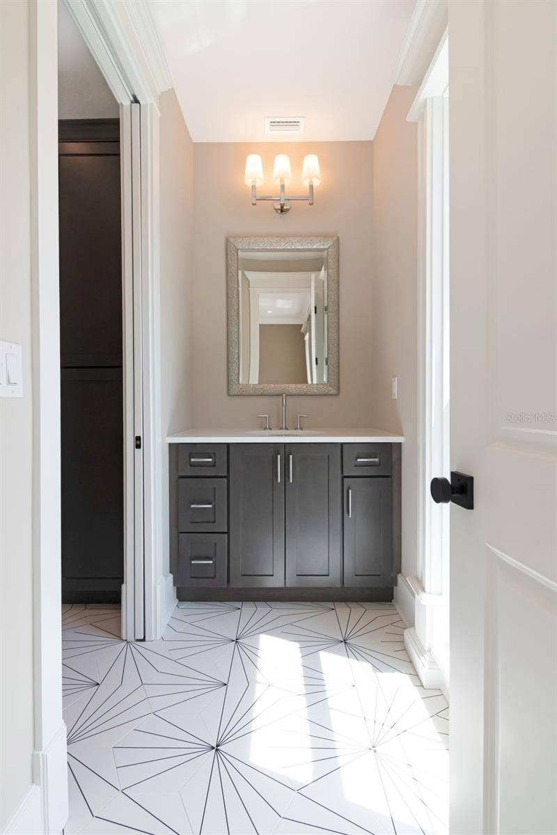 4706 W SAN JOSE STREET, Tampa, FL 33629 shared bath with separate sinks