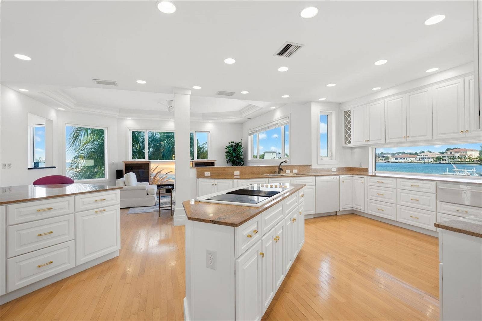 6130 KIPPS COLONY DRIVE W, Gulfport, FL 33707 6130 KIPPS COLONY DRIVE W, Gulfport, FL 33707