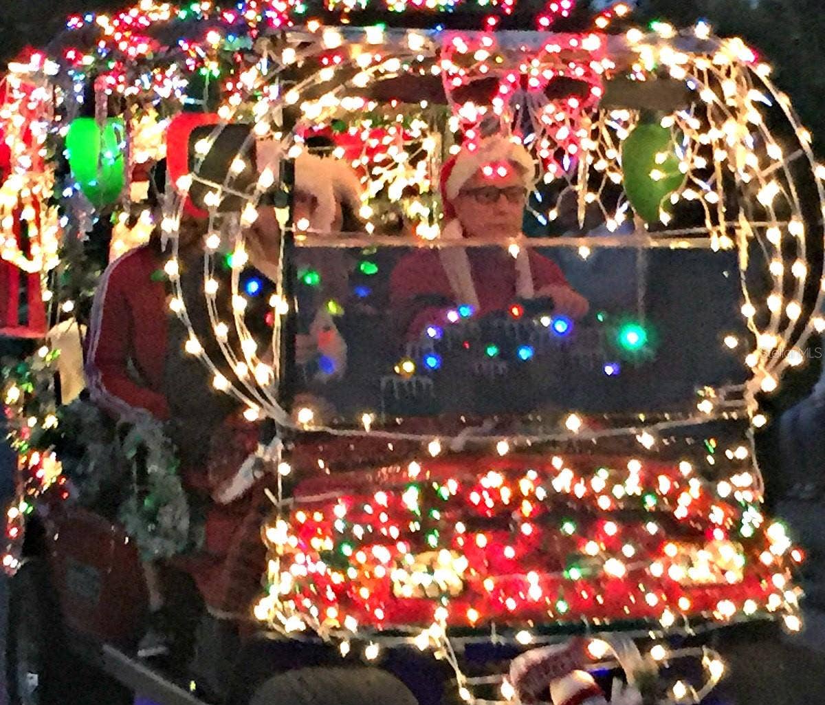 201 SOUTH STREET, Palm Harbor, FL 34683 One of Ozonas favorite traditions: the annual HOLIDAY GOLF CART PARADE, when neighbors deck out their carts and light up the community.