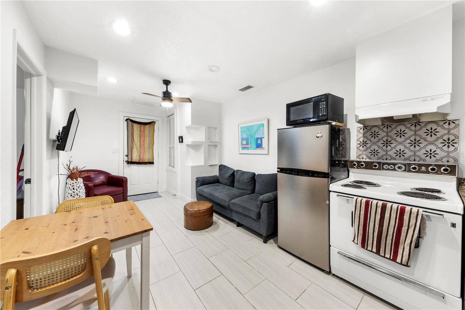 8923 N LYNN AVENUE, Tampa, FL 33604 8923 N LYNN AVENUE, Tampa, FL 33604