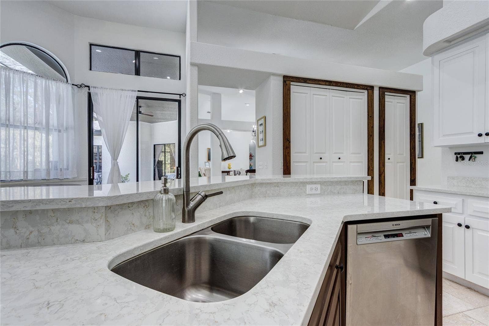 32305 PASCO ROAD, San Antonio, FL 33576 Stainless appliances!