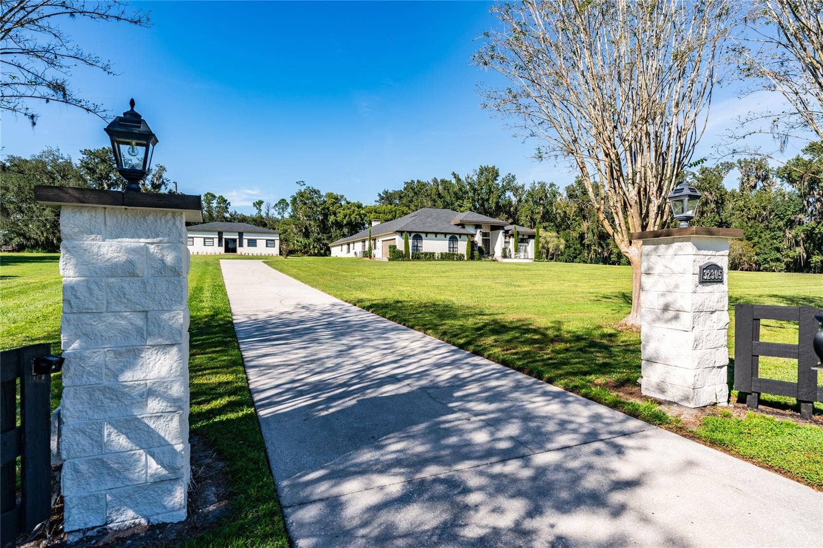 32305 PASCO ROAD, San Antonio, FL 33576 Exquisite entrance!