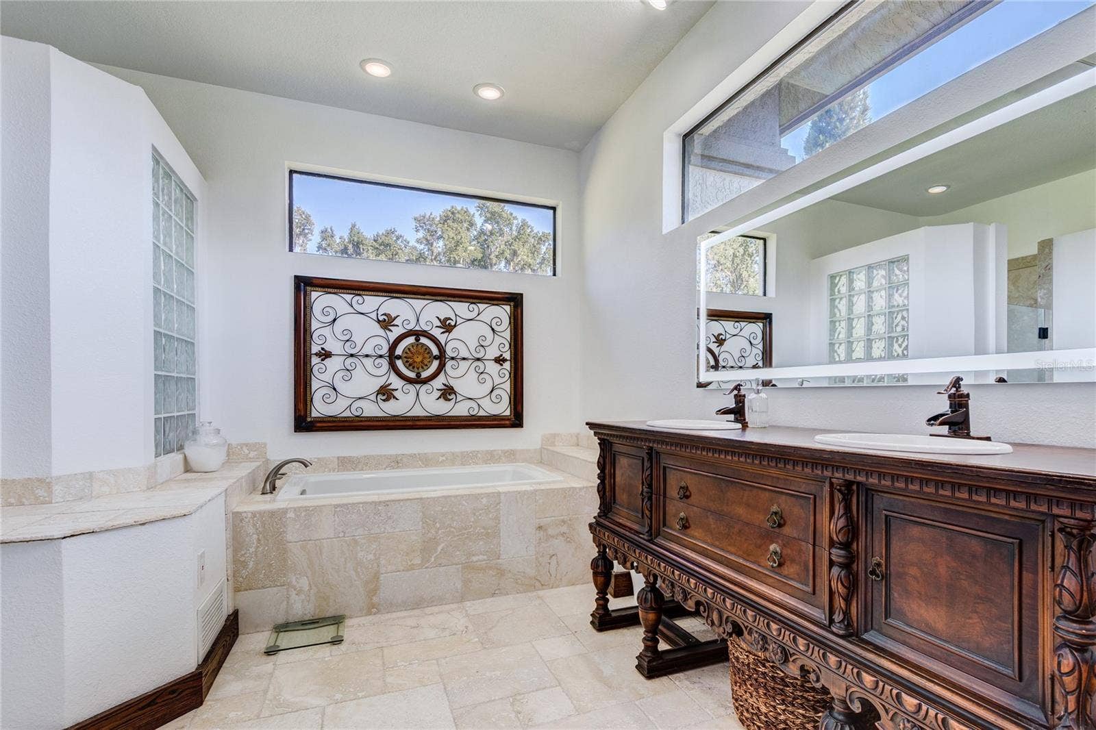 32305 PASCO ROAD, San Antonio, FL 33576 Double sinks!