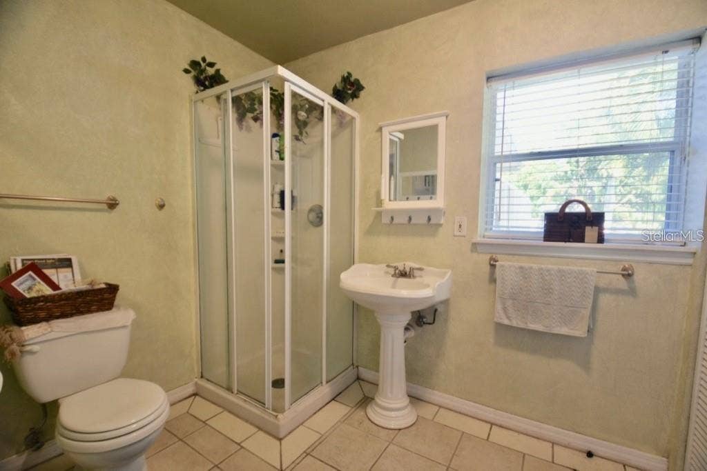 2310 25TH AVENUE W, Bradenton, FL 34205 2310 25TH AVENUE W, Bradenton, FL 34205