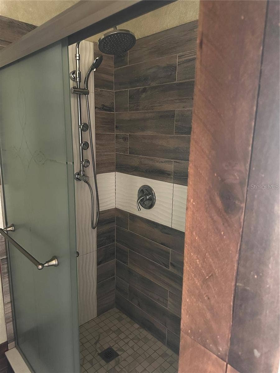 2310 25TH AVENUE W, Bradenton, FL 34205 2310 25TH AVENUE W, Bradenton, FL 34205