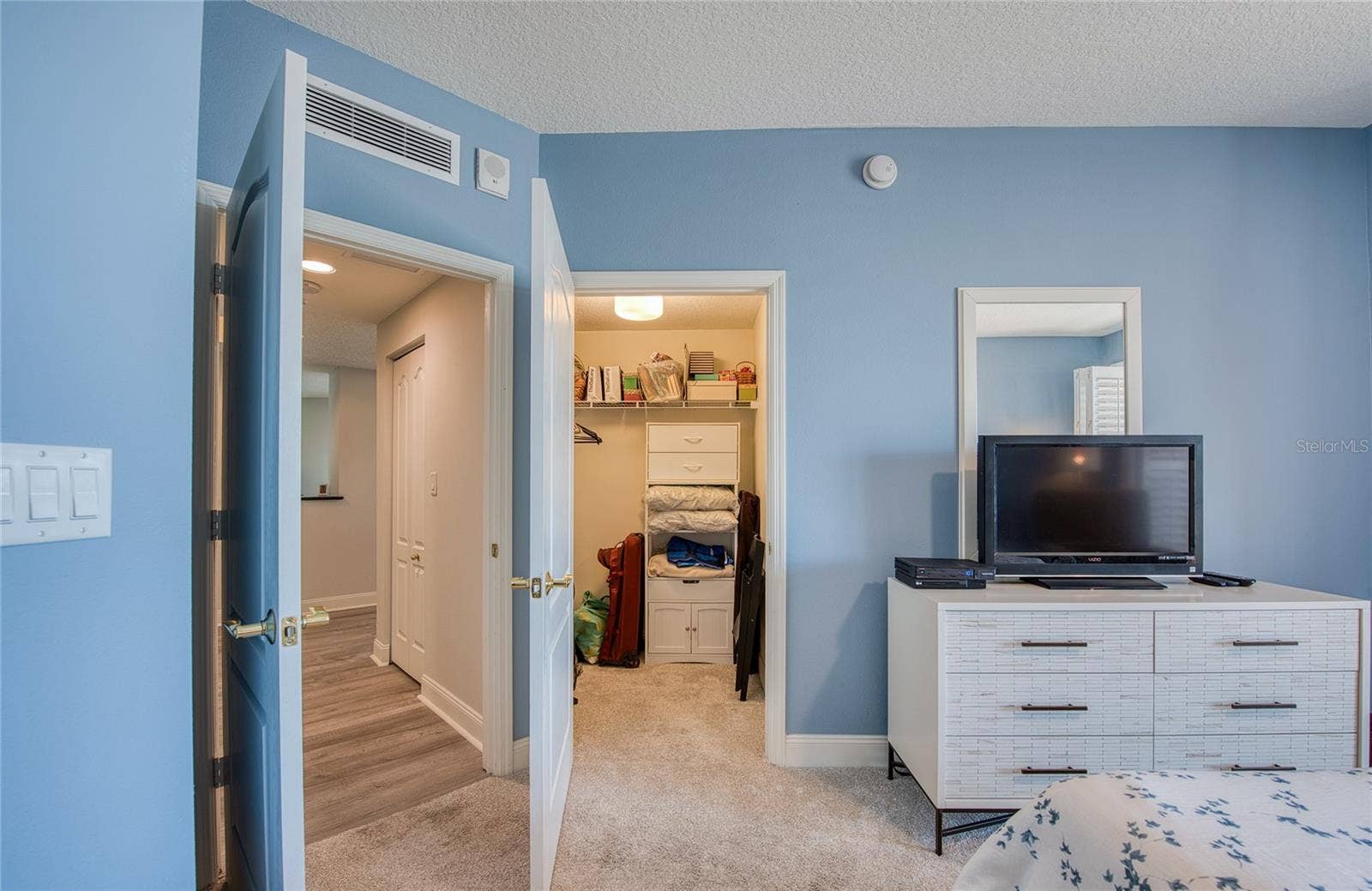 and has a Walk-In Closet