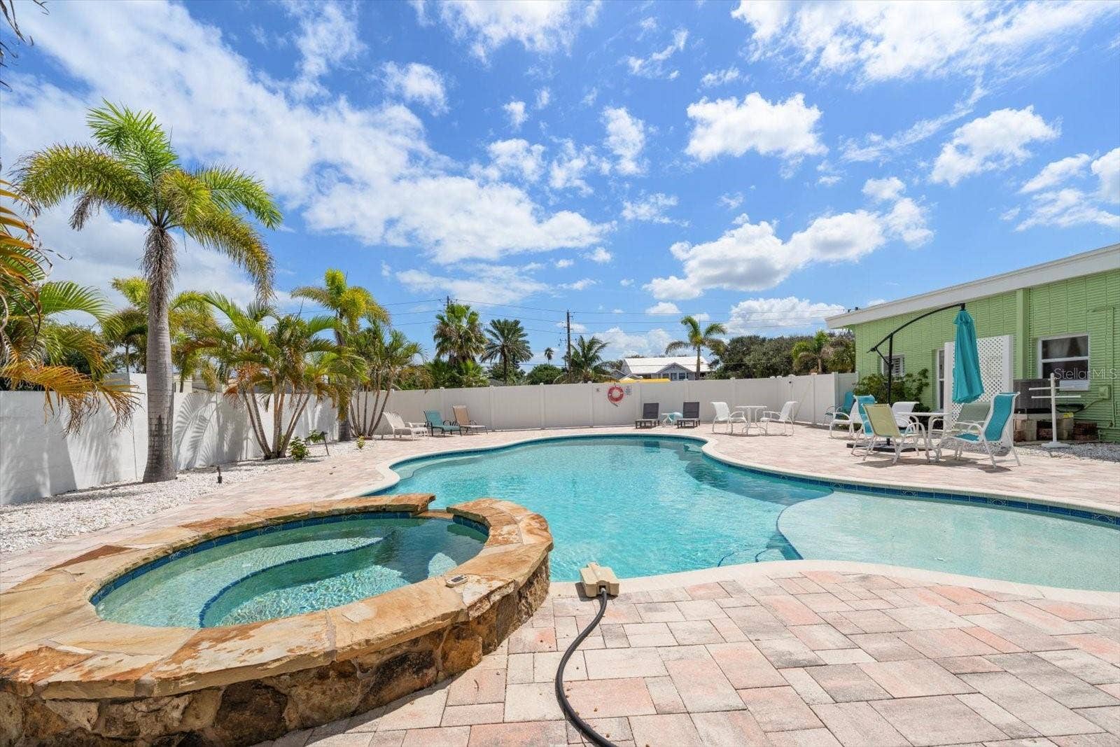 1512 GULF BOULEVARD, Indian Rocks Beach, FL 33785 Large pool and deck area