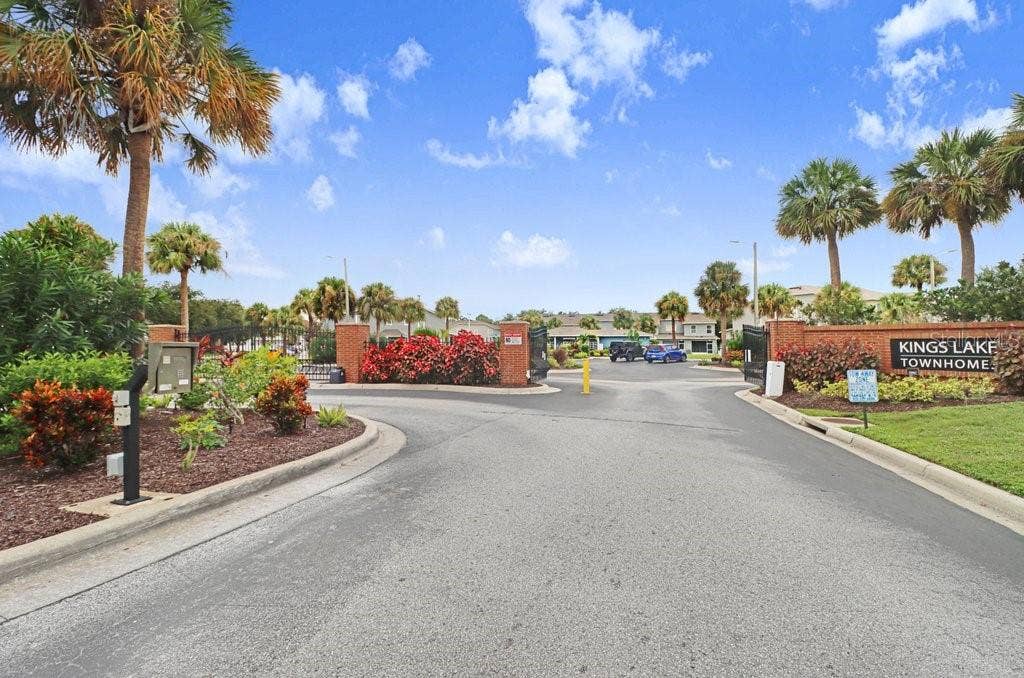 12635 KINGS CROSSING DRIVE, Gibsonton, FL 33534 Entrance