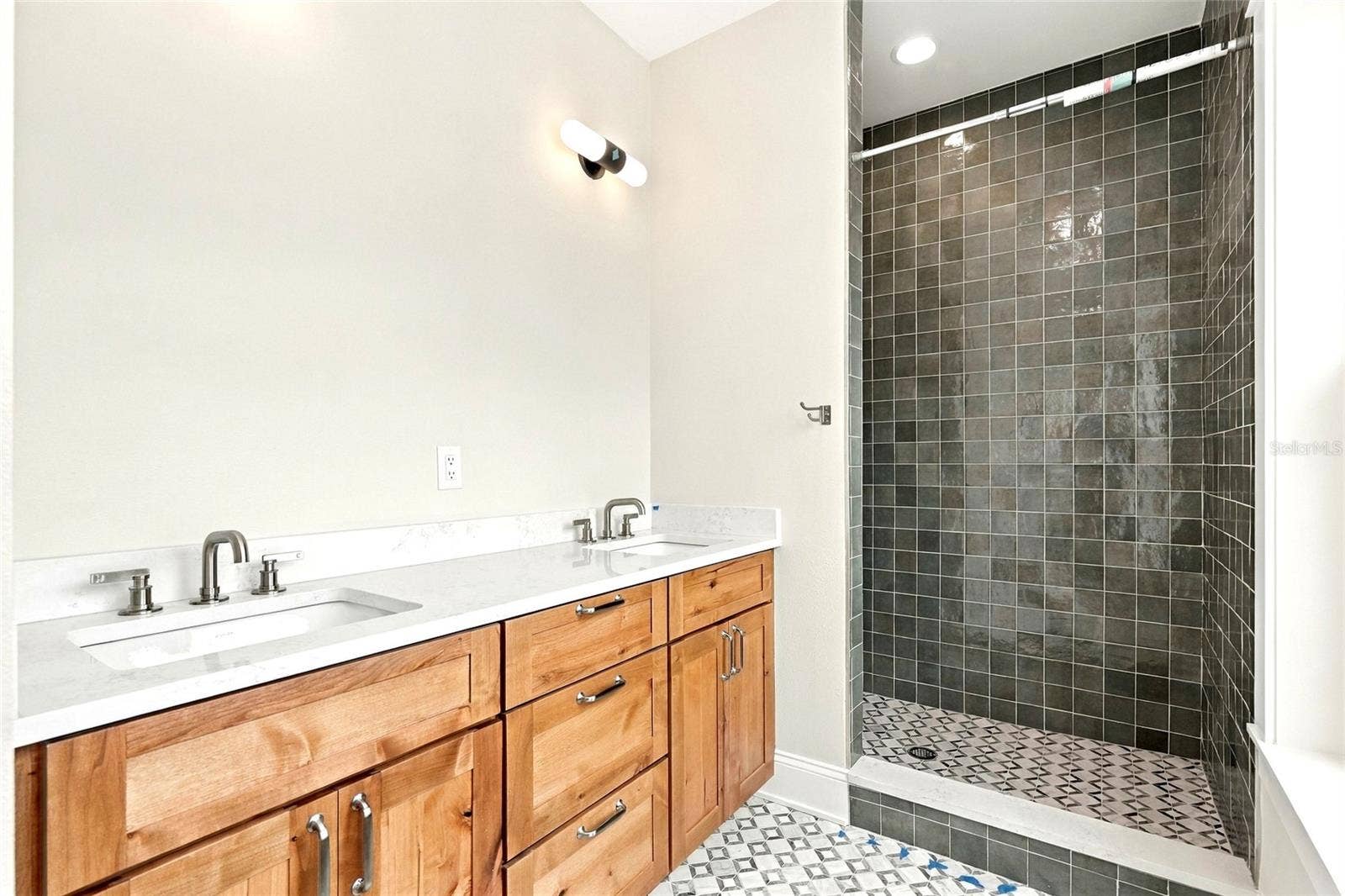 2544 1ST AVENUE N, St Petersburg, FL 33713 2nd Floor Primary Bedroom En Suite Bathroom