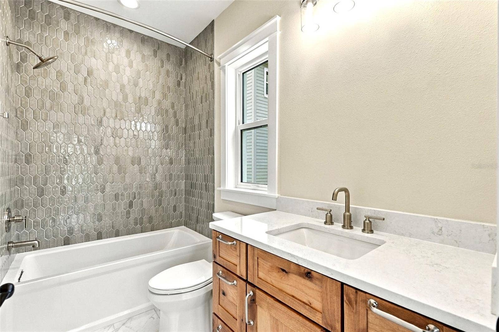 2534 1ST AVENUE N, St Petersburg, FL 33713 2nd Floor Secondary Bathroom