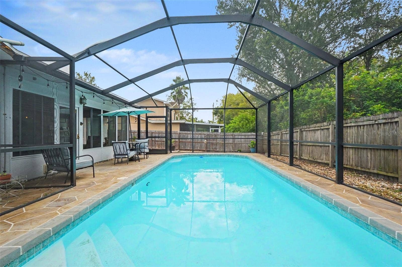 8064 FAWNRIDGE CIRCLE, Tampa, FL 33610 Screened pool