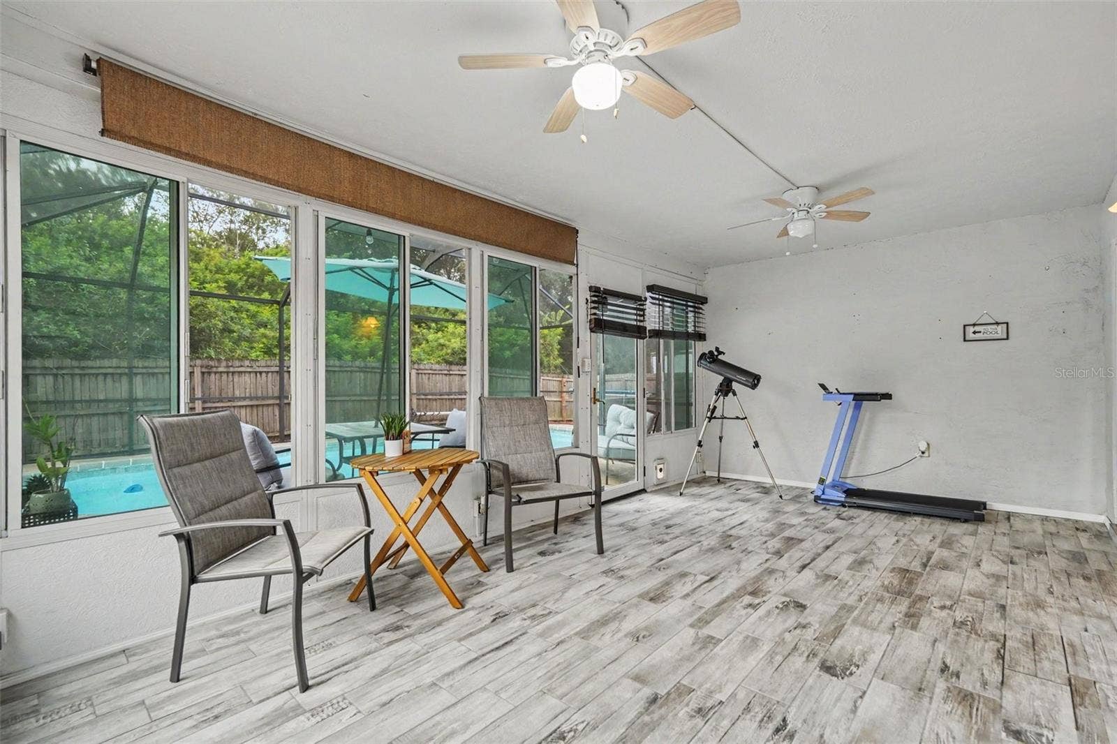 8064 FAWNRIDGE CIRCLE, Tampa, FL 33610 Enclosed sunroom