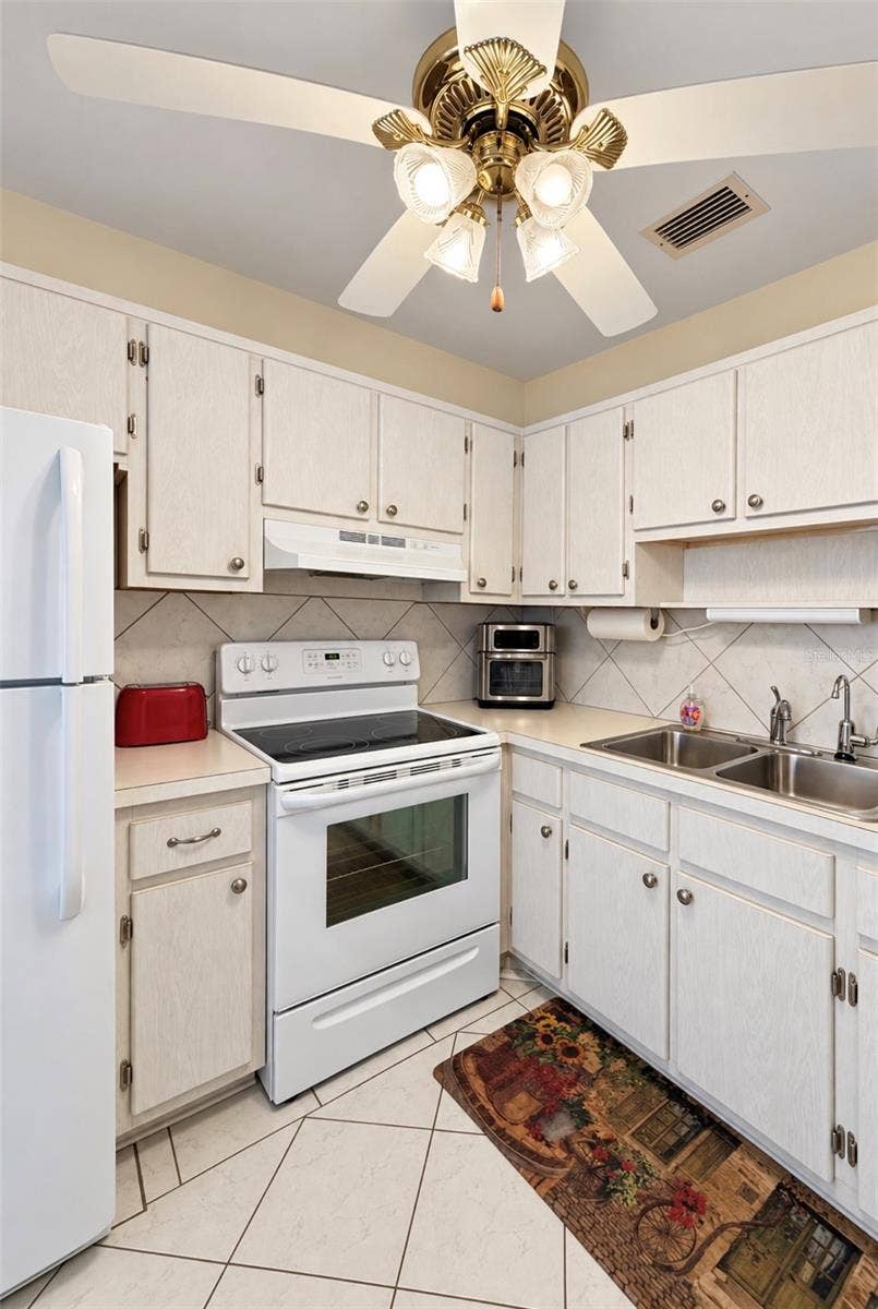 8075 112TH STREET, #302, Seminole, FL 33772 Kitchen