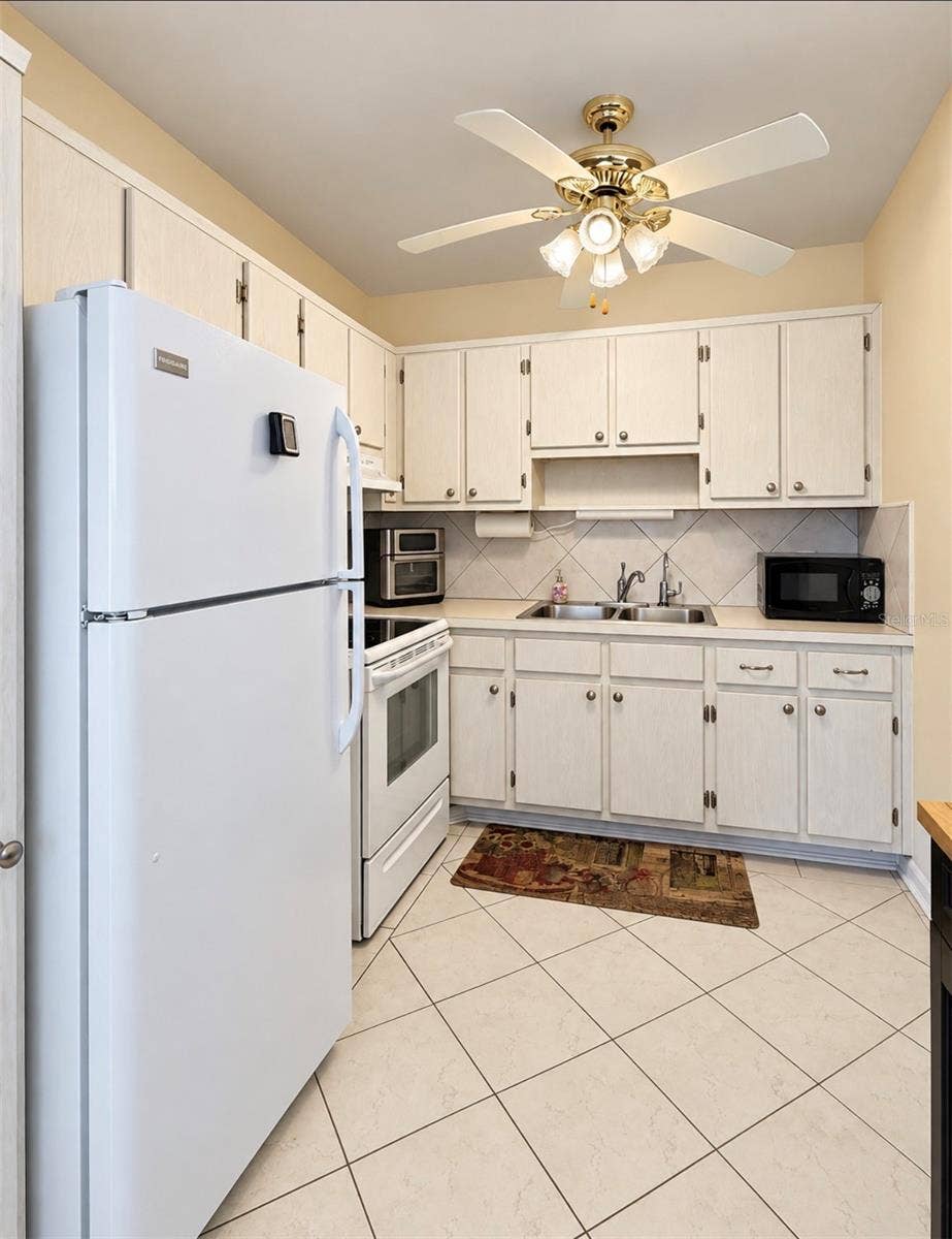 8075 112TH STREET, #302, Seminole, FL 33772 Kitchen