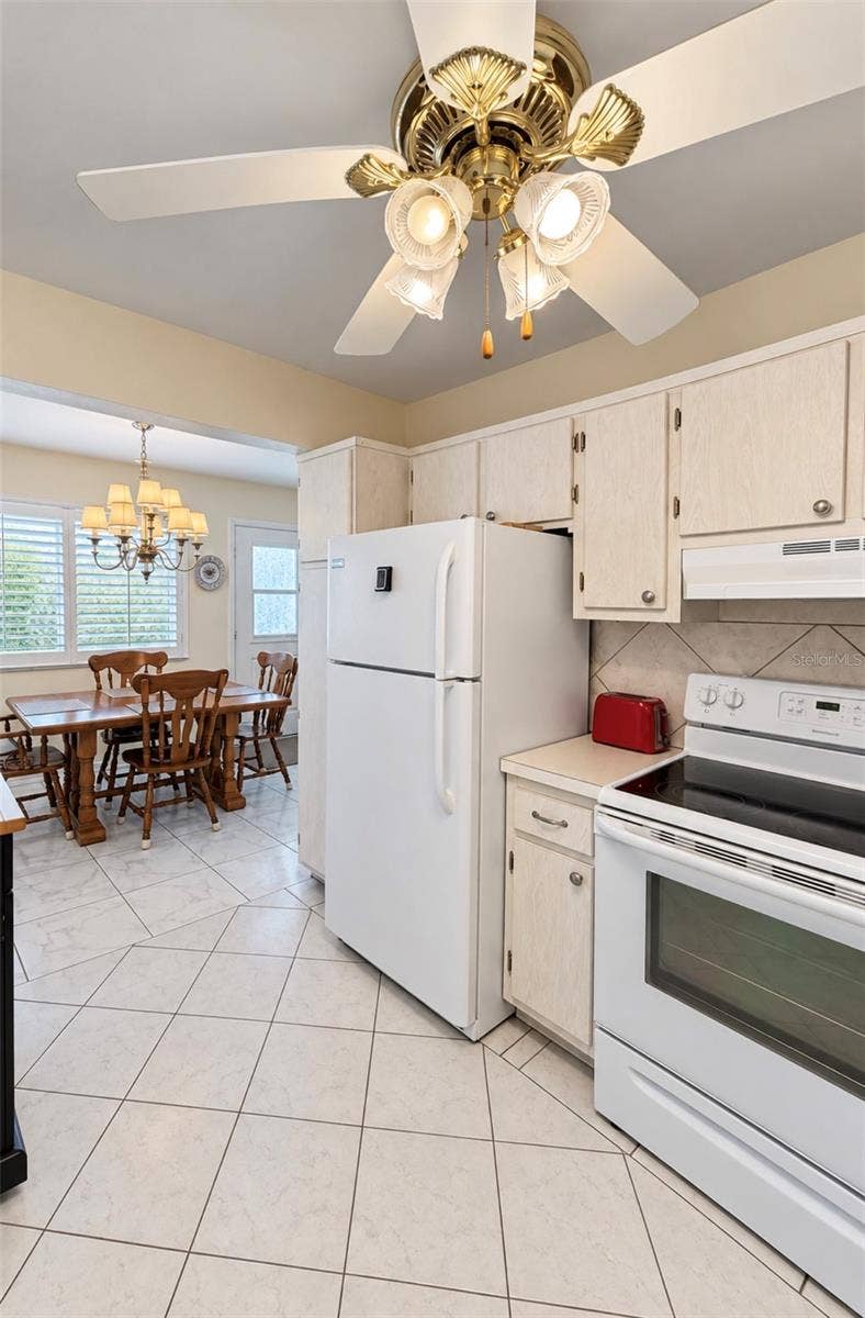 8075 112TH STREET, #302, Seminole, FL 33772 Kitchen