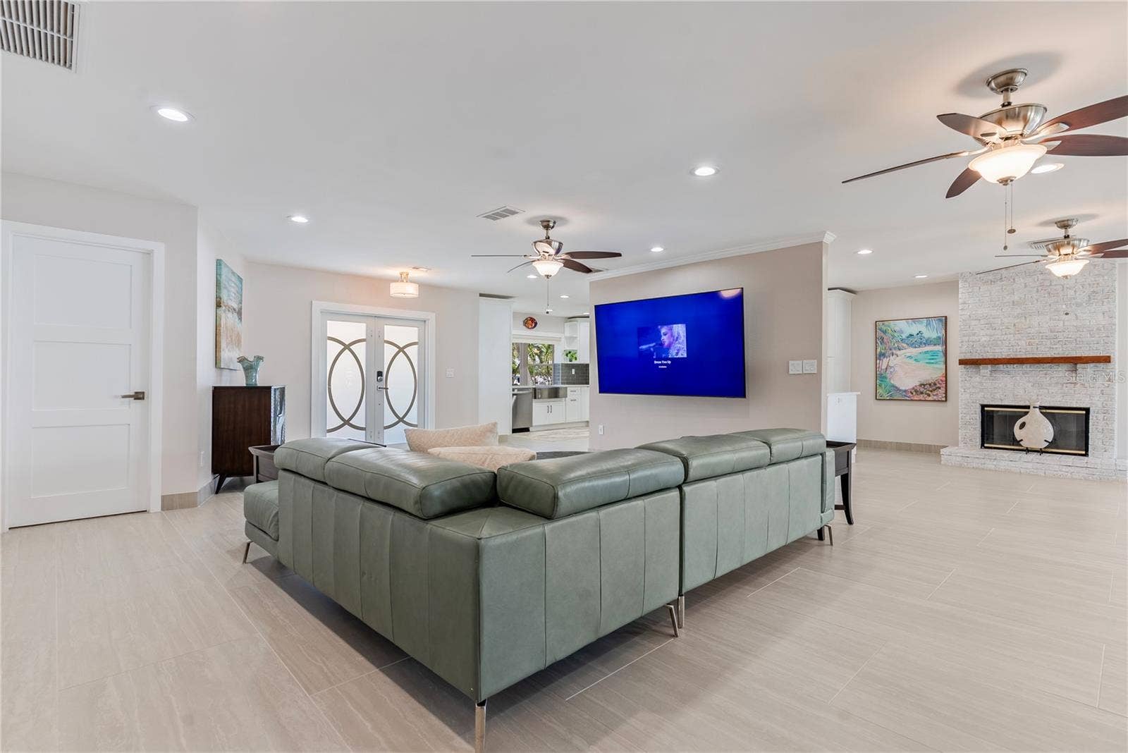 404 HARBOR DRIVE S, Indian Rocks Beach, FL 33785 Livingroom