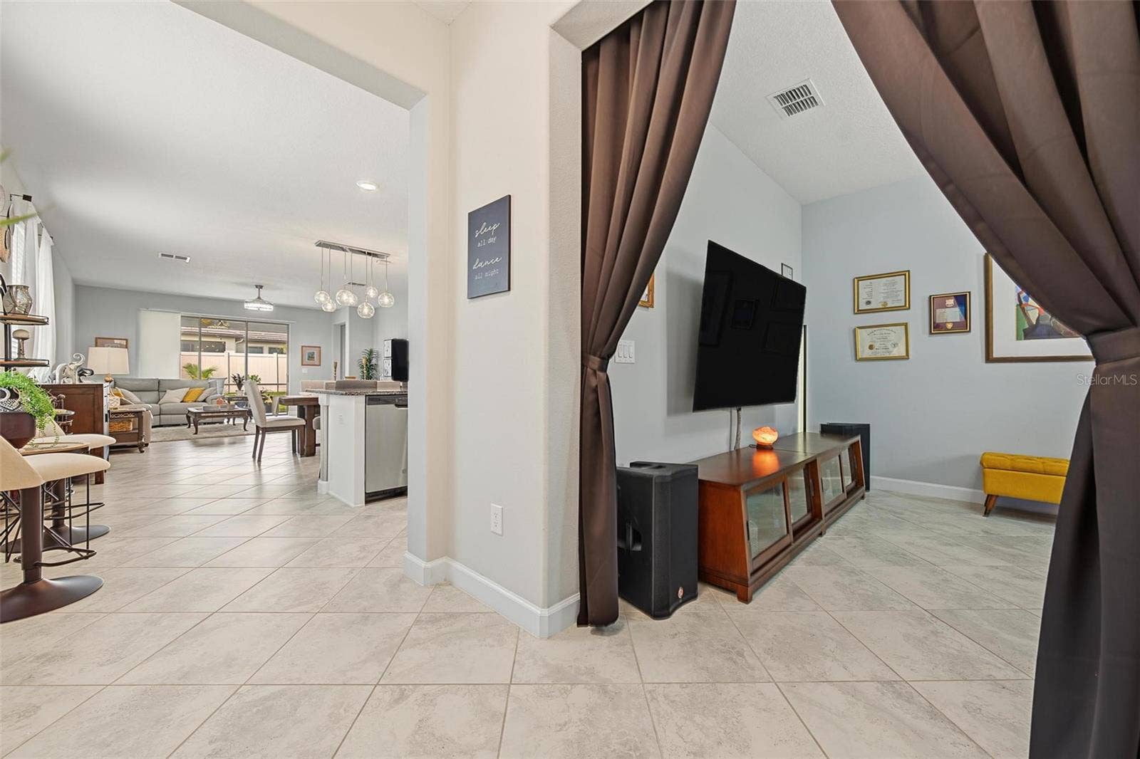 Spacious entryway