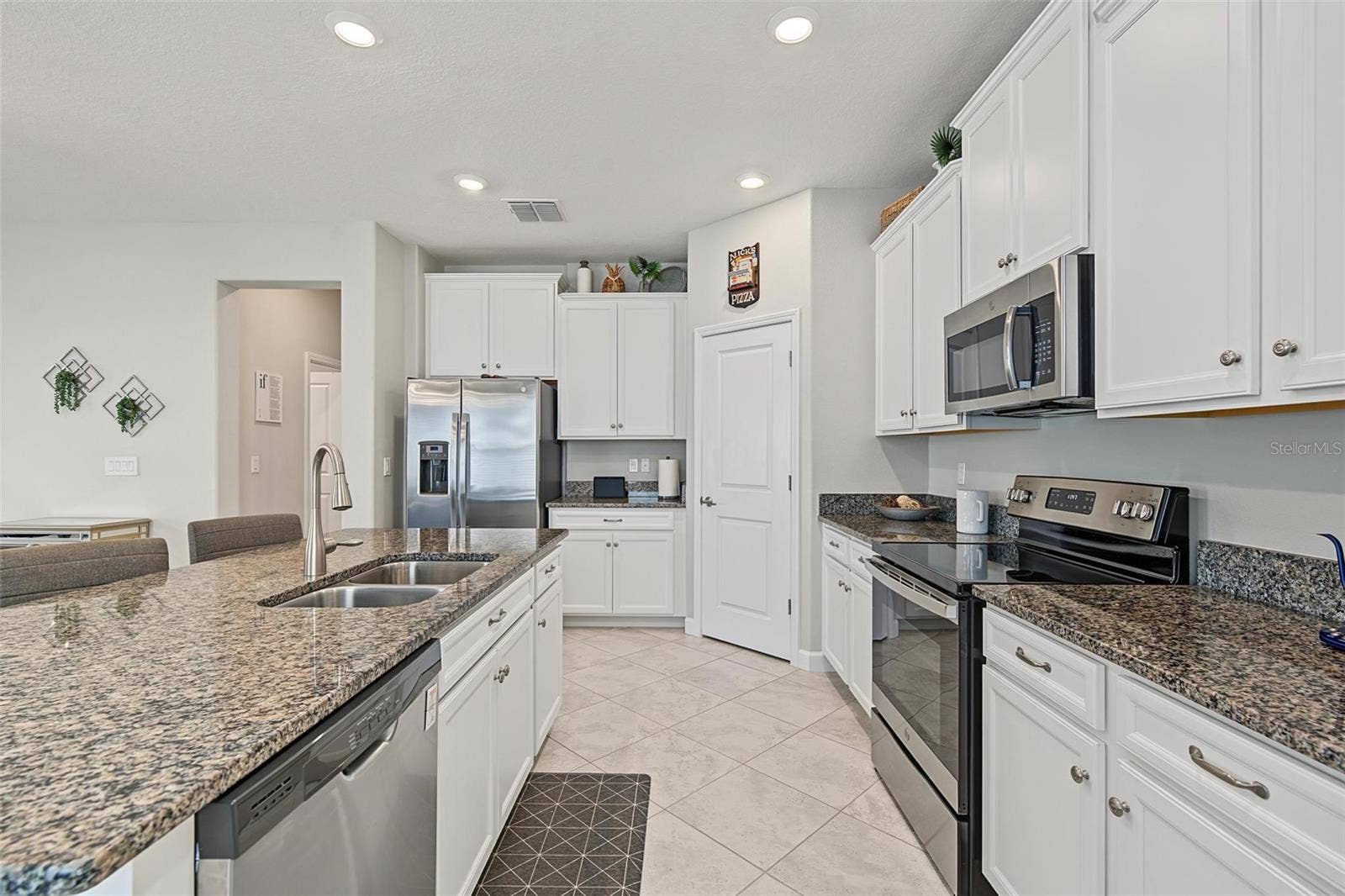 granite countertops & SS applliances