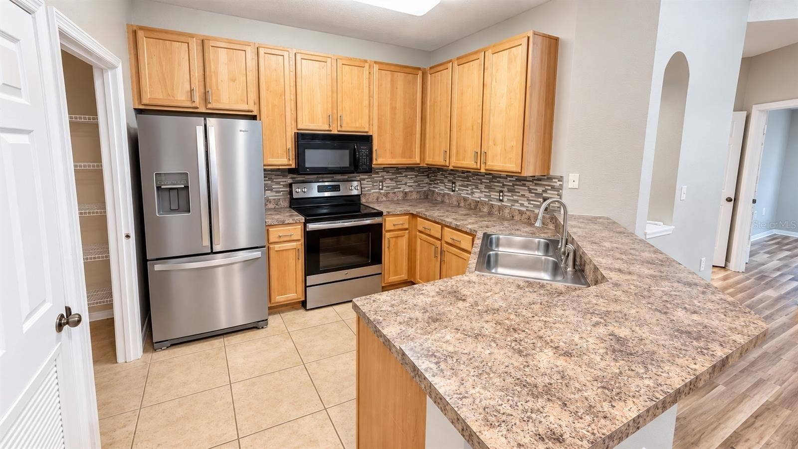 10209 COURTNEY PALMS BOULEVARD, #301, Tampa, FL 33619 Kitchen