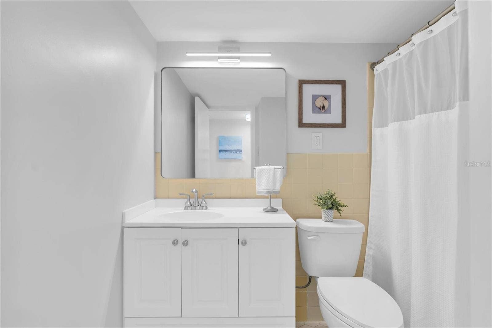 Guest Bath w/Tub