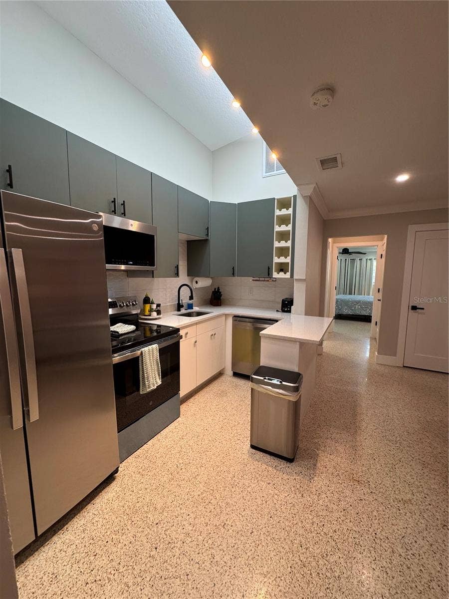 319 20TH AVENUE S, St Petersburg, FL 33705