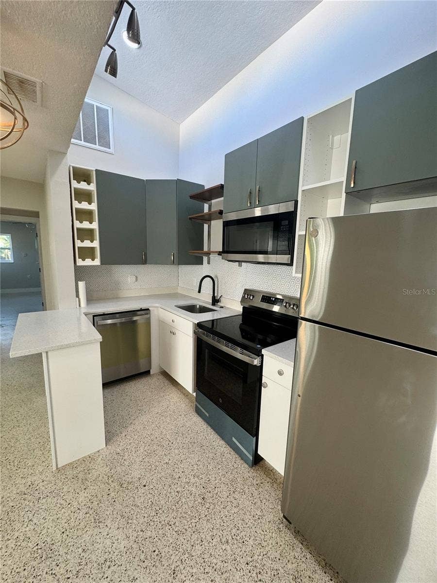 319 20TH AVENUE S, St Petersburg, FL 33705