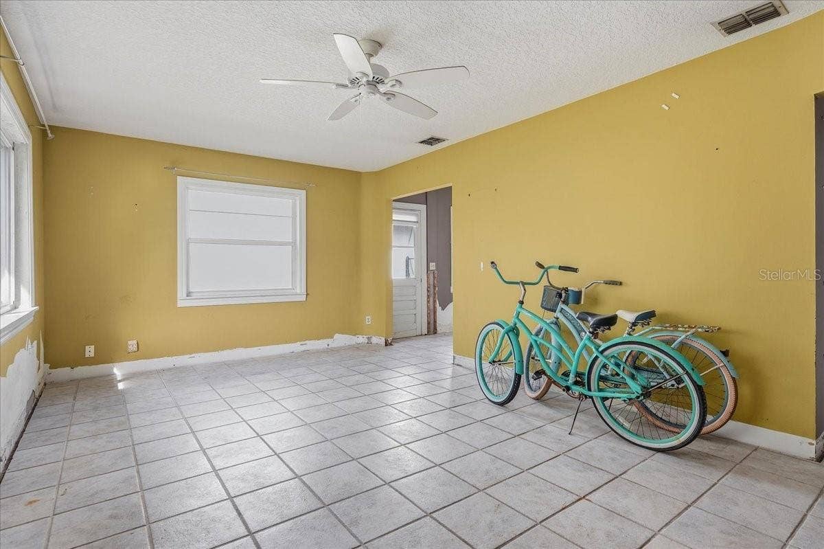 402 ORCHID LANE, Palm Harbor, FL 34683 DO YOU WANT OZONA BUT HAVE A TASTE YOU CAN'T FIND? BUILD IT HERE!!