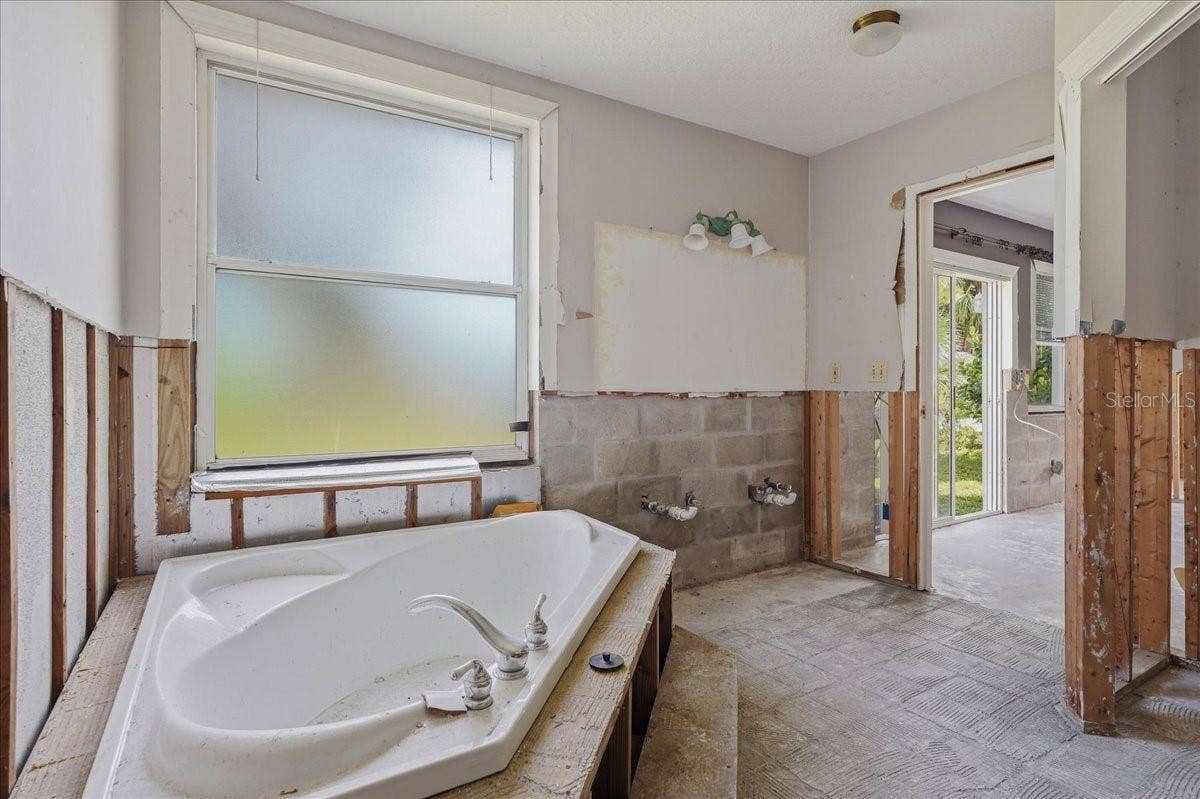 402 ORCHID LANE, Palm Harbor, FL 34683 PRIMARY BATHROOM SPACE