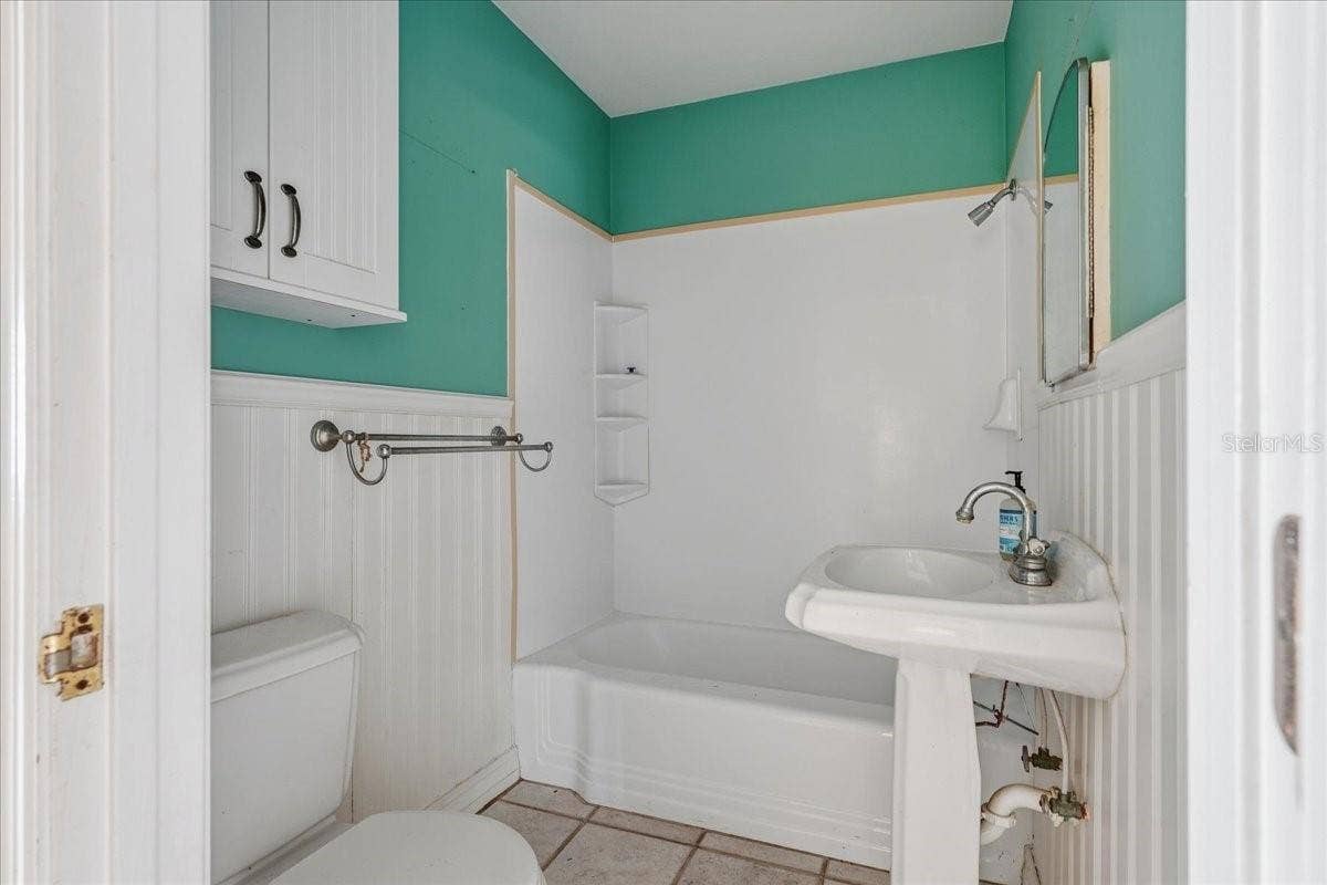 402 ORCHID LANE, Palm Harbor, FL 34683 GUEST BATHROOM