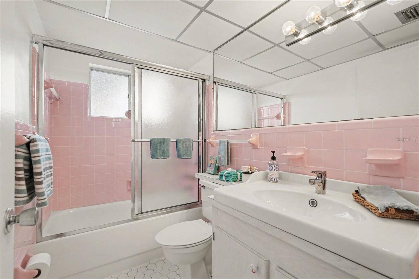 11201 80TH AVENUE, #209, Seminole, FL 33772 Hall bath has full size tub/shower and an updated vanity too!