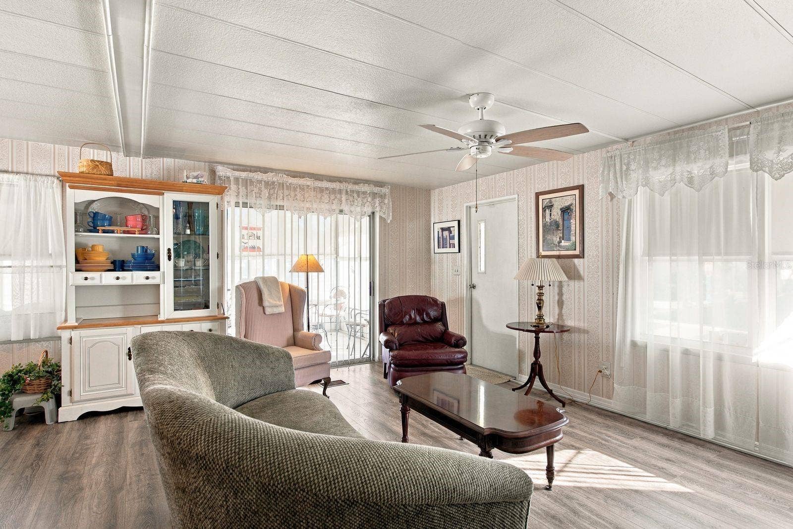 203 SEAGULL DRIVE, Tarpon Springs, FL 34689 Living Room