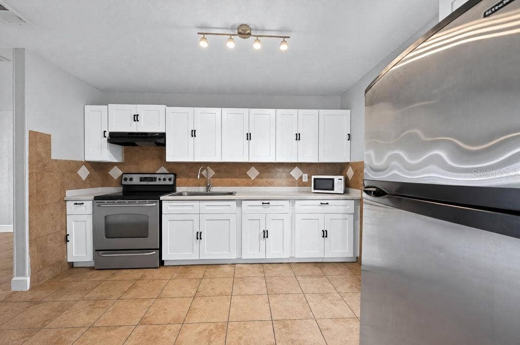 725 STRAIN BOULEVARD, Lakeland, FL 33815 725 STRAIN BOULEVARD, Lakeland, FL 33815