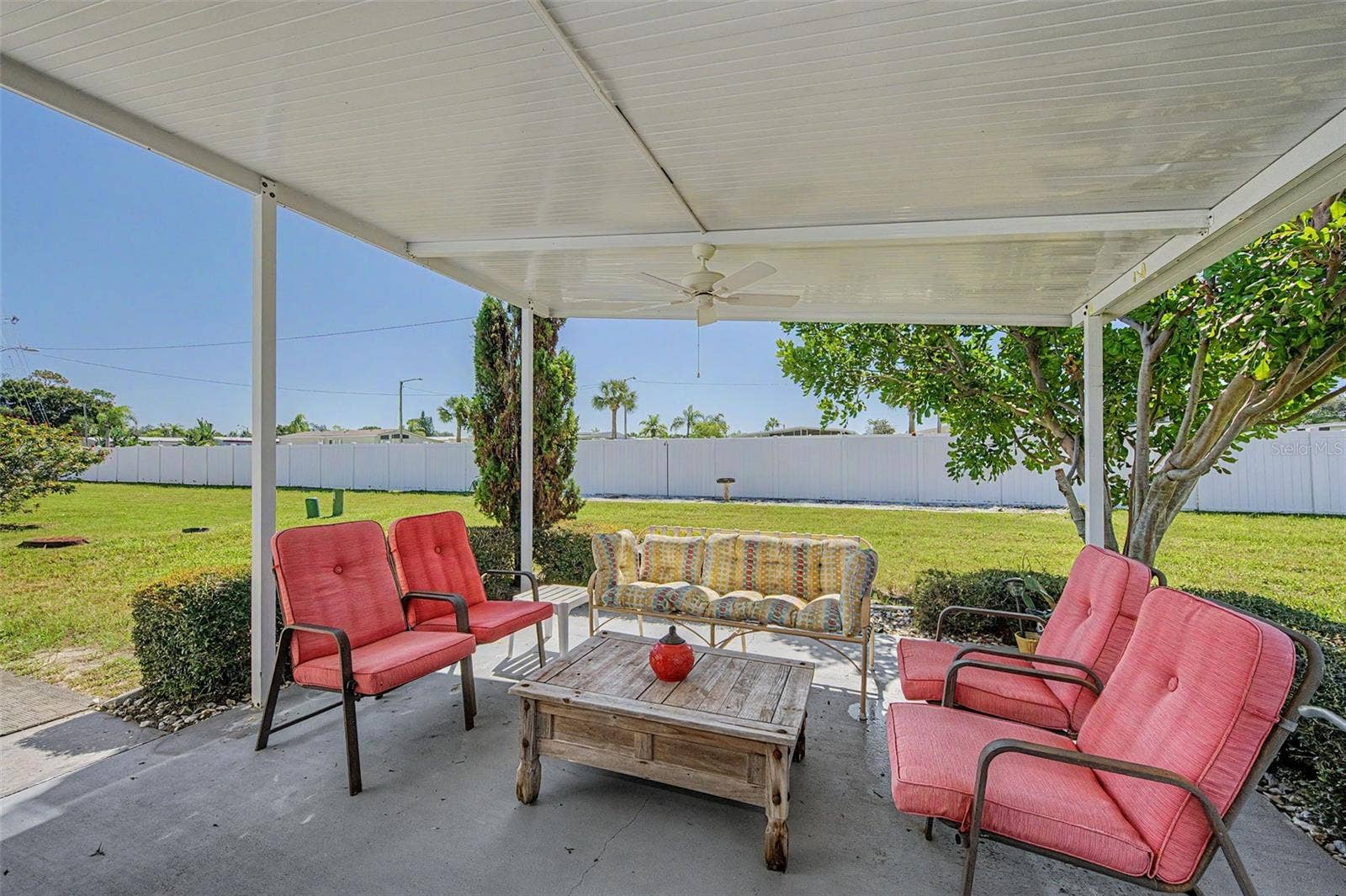 18 DRURY LANE, Tarpon Springs, FL 34689 BACK COVERED PATIO