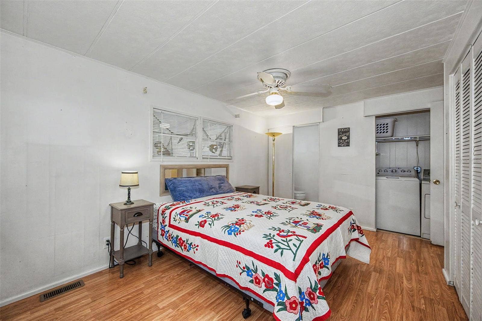 18 DRURY LANE, Tarpon Springs, FL 34689 with ensuite bath...