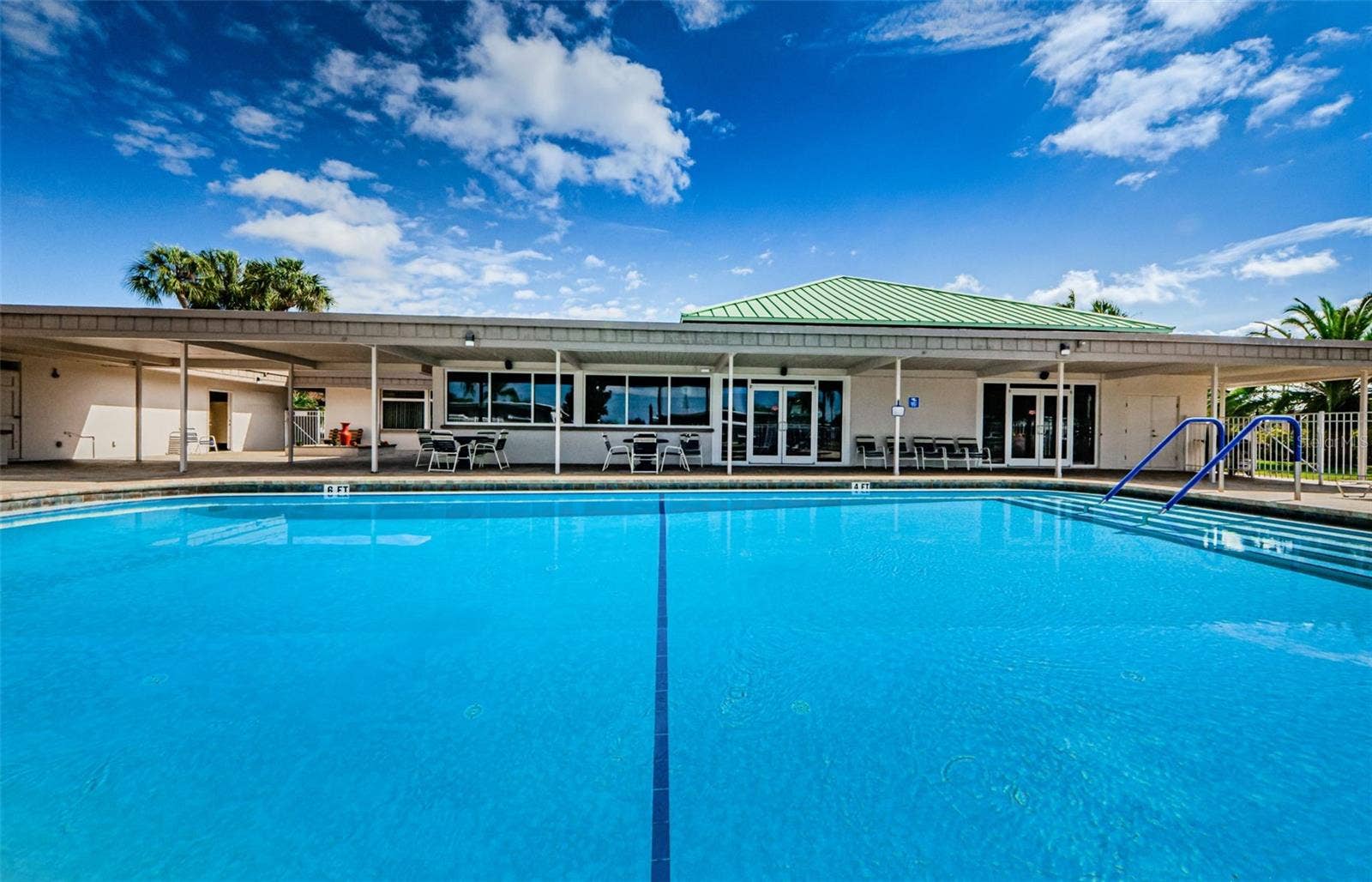 18 DRURY LANE, Tarpon Springs, FL 34689 HEATED COMMUNITY POOL