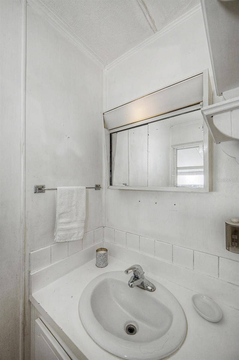 18 DRURY LANE, Tarpon Springs, FL 34689 ensuite bath w/sink and toilet