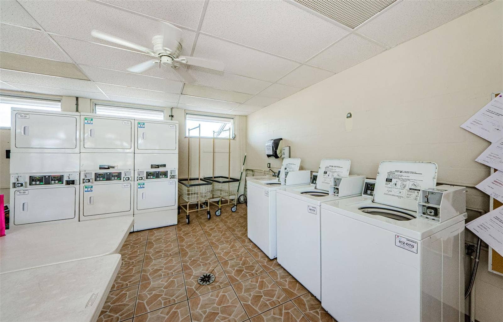 18 DRURY LANE, Tarpon Springs, FL 34689 LAUNDRY FACILITY