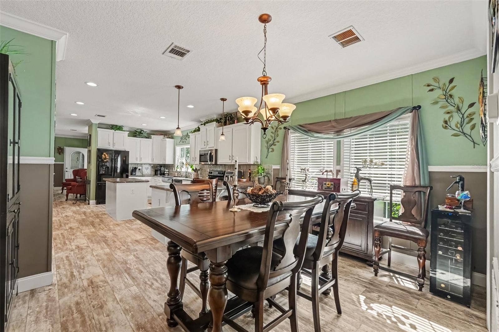 Kitchen & Dining area