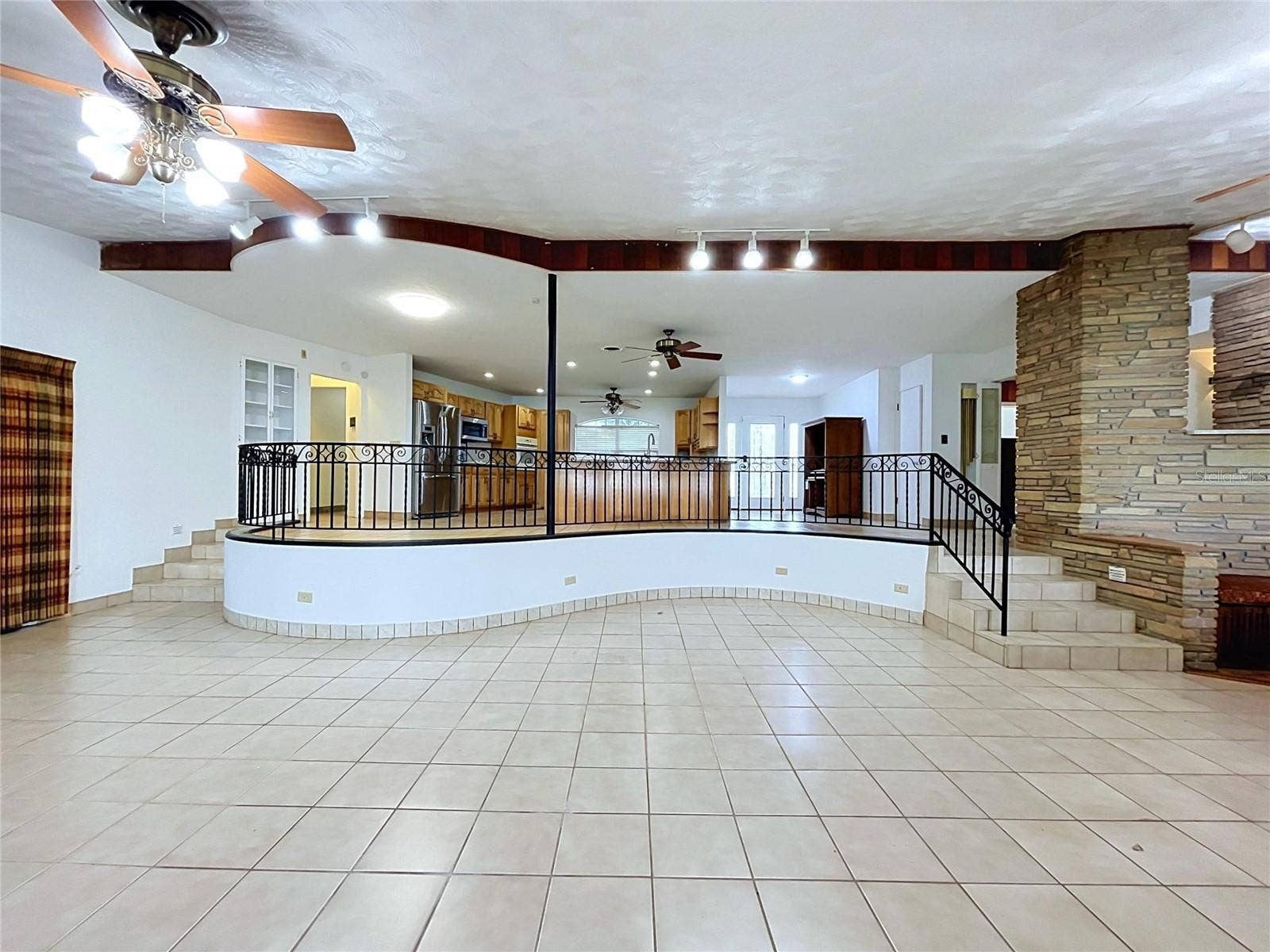 1348 EDGEWATER BEACH DRIVE, Lakeland, FL 33805 Living area with vaulted ceiling and ceiling fans