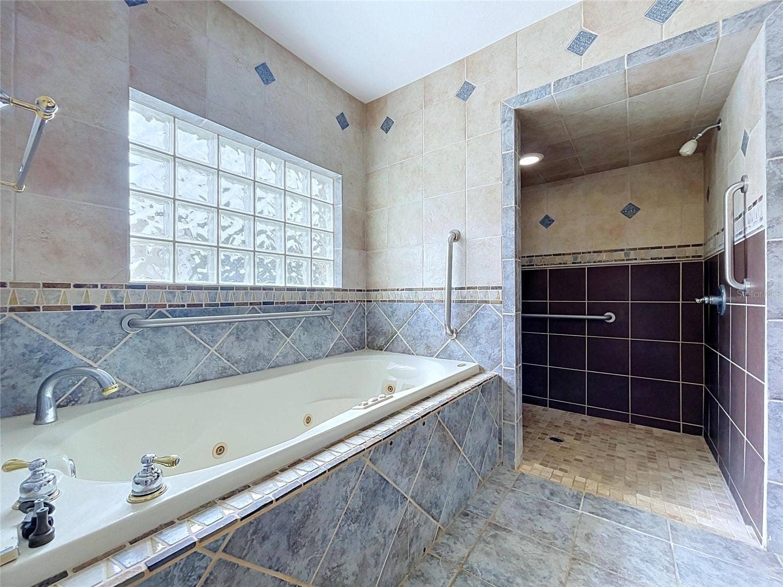 1348 EDGEWATER BEACH DRIVE, Lakeland, FL 33805 Bathroom 3 Bathtub and tiled shower area