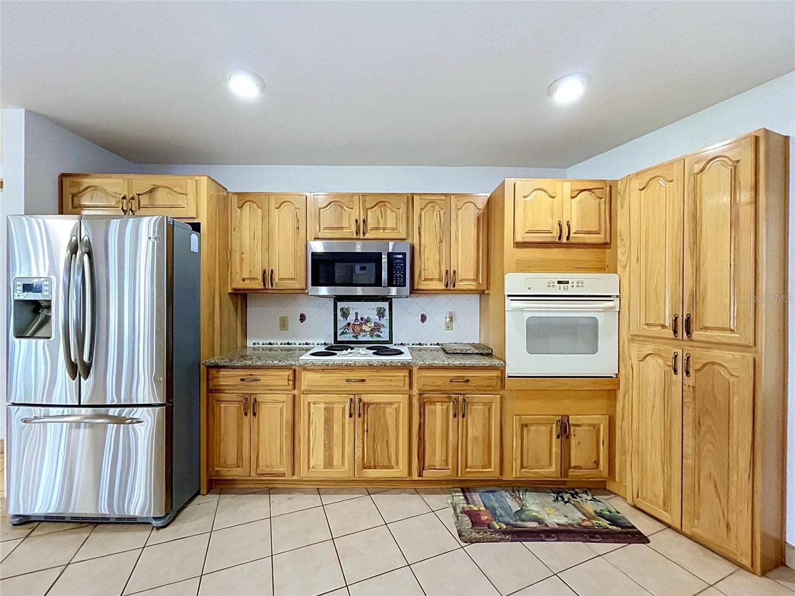 1348 EDGEWATER BEACH DRIVE, Lakeland, FL 33805 Kitchen cabinetry, countertops, and appliances