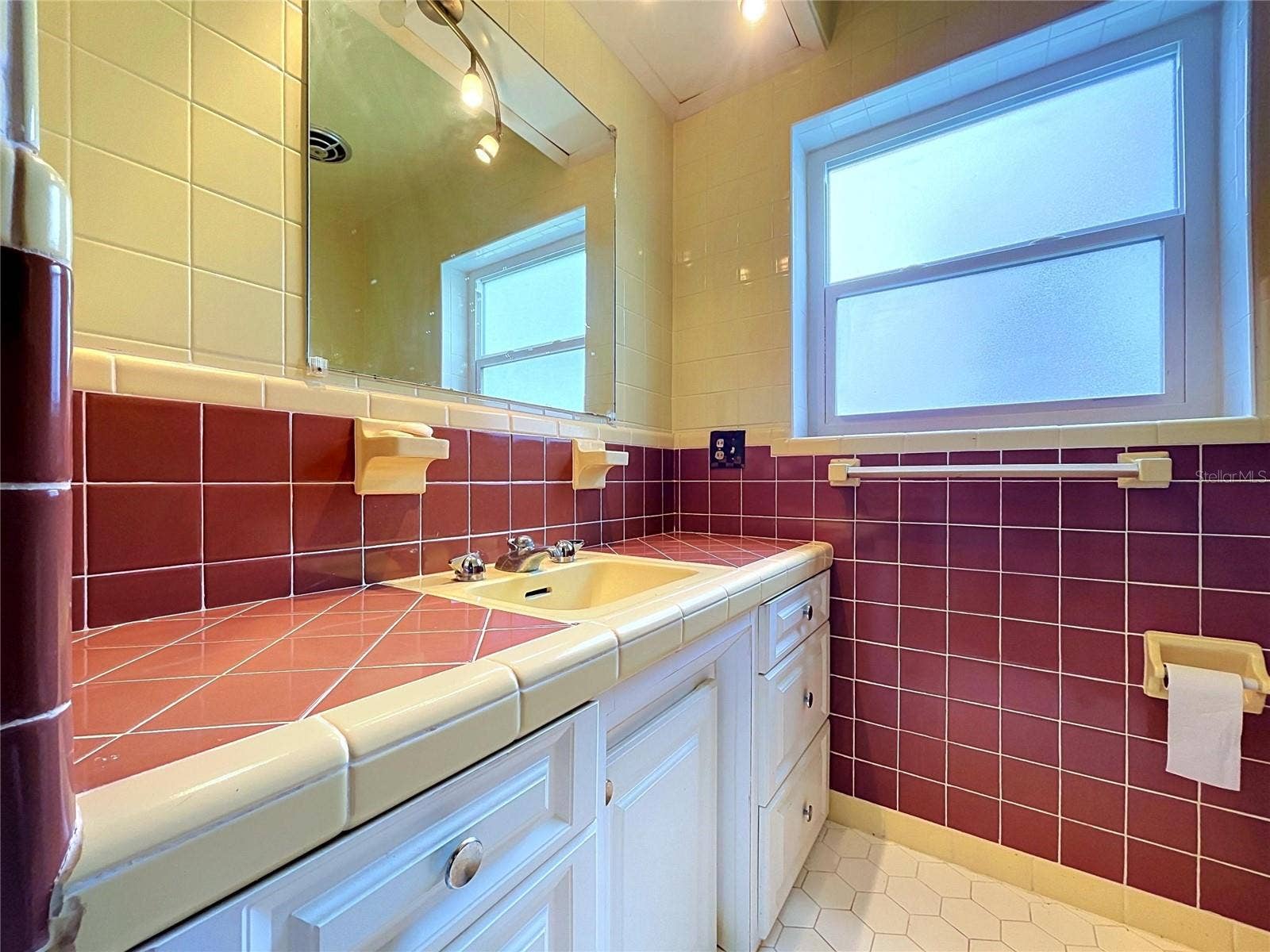 1348 EDGEWATER BEACH DRIVE, Lakeland, FL 33805 Bathroom 2 with vanity and bathtub