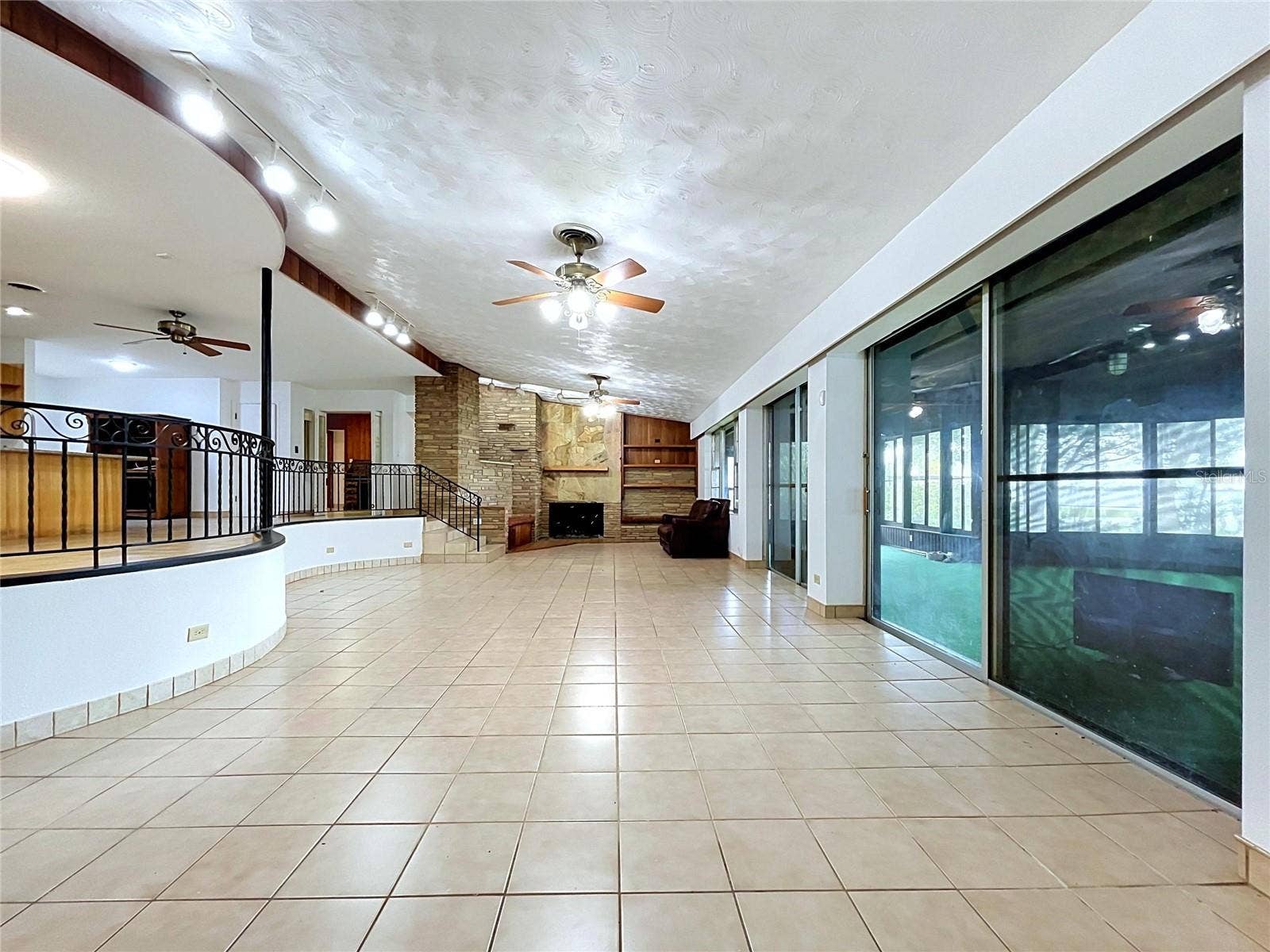 1348 EDGEWATER BEACH DRIVE, Lakeland, FL 33805 Main living area with views toward the lanai and backyard