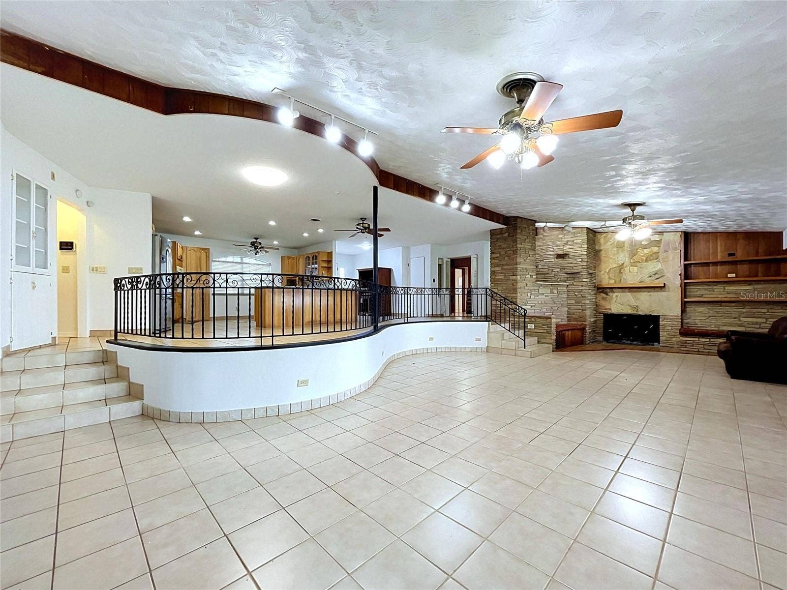 1348 EDGEWATER BEACH DRIVE, Lakeland, FL 33805 Open living area and adjoining kitchen