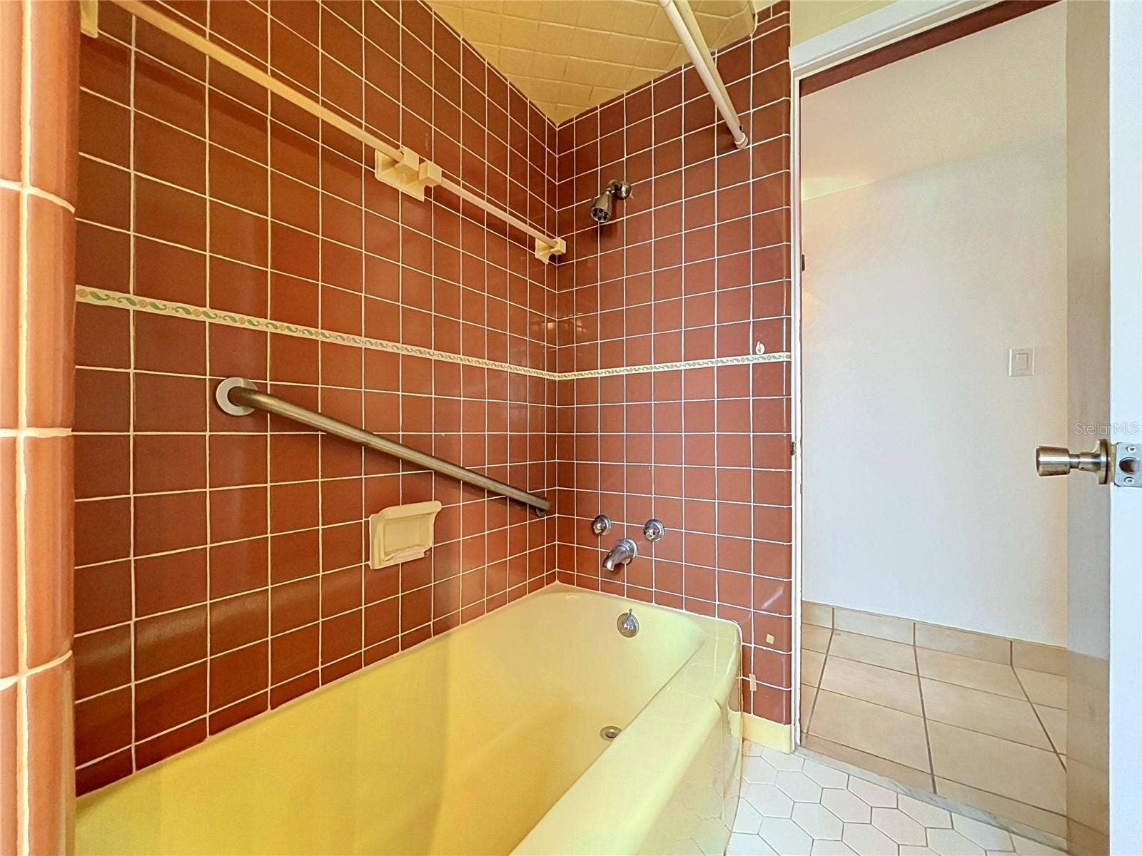 1348 EDGEWATER BEACH DRIVE, Lakeland, FL 33805 Bathroom 2 bathtub with tiled walls and shower