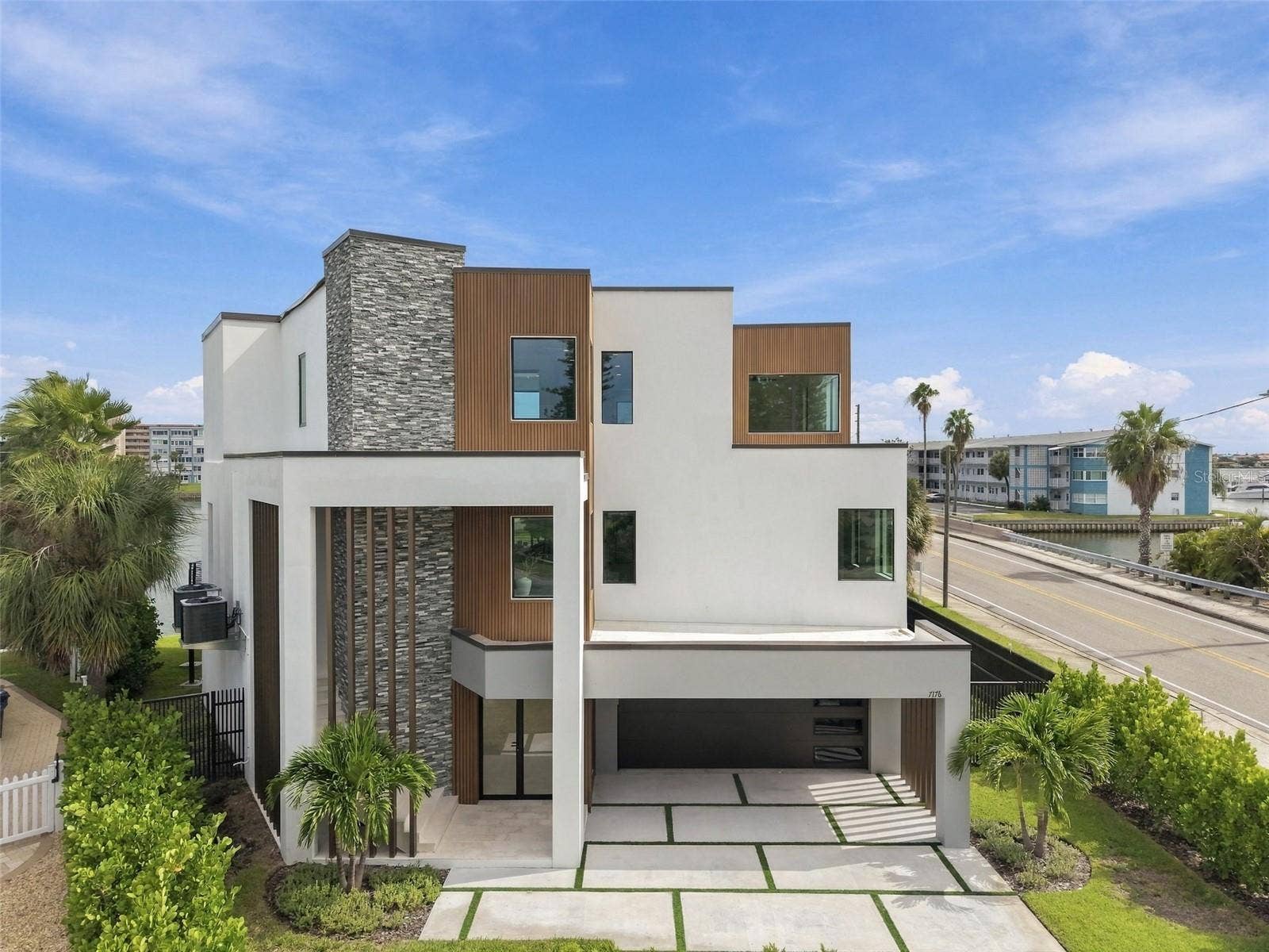 7176 S SHORE DRIVE S, South Pasadena, FL 33707