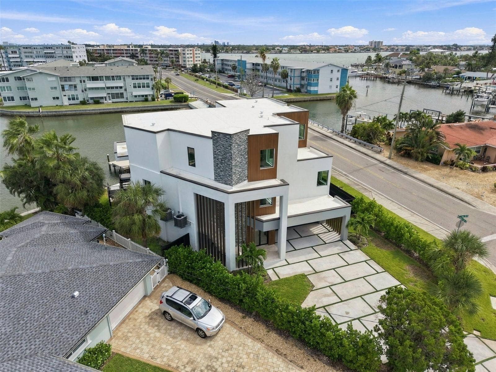 7176 S SHORE DRIVE S, South Pasadena, FL 33707
